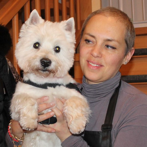 Evguenia Zwing Hundesalon Napoleon Besitzerin, Hundefriseur -in, Hundepflege -rin, Pet Groomer in Diessenhoffen in der Nähe von Schaffhausen, mit süssem Hund nach der Hundecoiffeur Behandlung